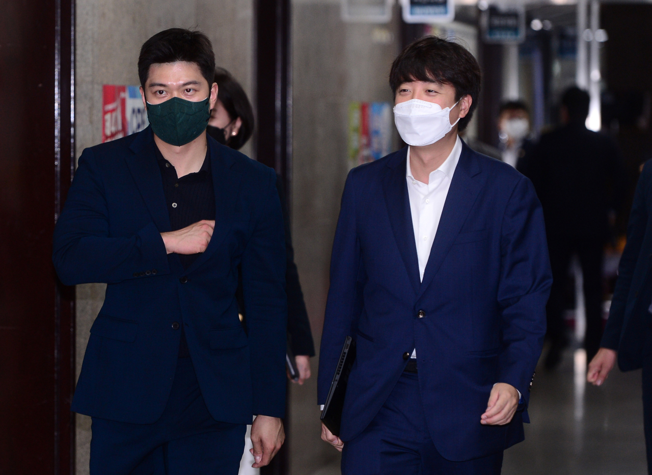 이준석(오른쪽) 국민의힘 당대표가 24일 서울 여의도 국회에서 열린 비공개 최고위원회의에 입장하고 있다. 이날 최고위원회의에서는 전날 국민권익위원회가 발표한 국민의힘 국회의원 12명 부동산거래 법령 위반 의혹 관련 명단 공개 및 처분 수위 등을 결정할 예정이다. [연합]