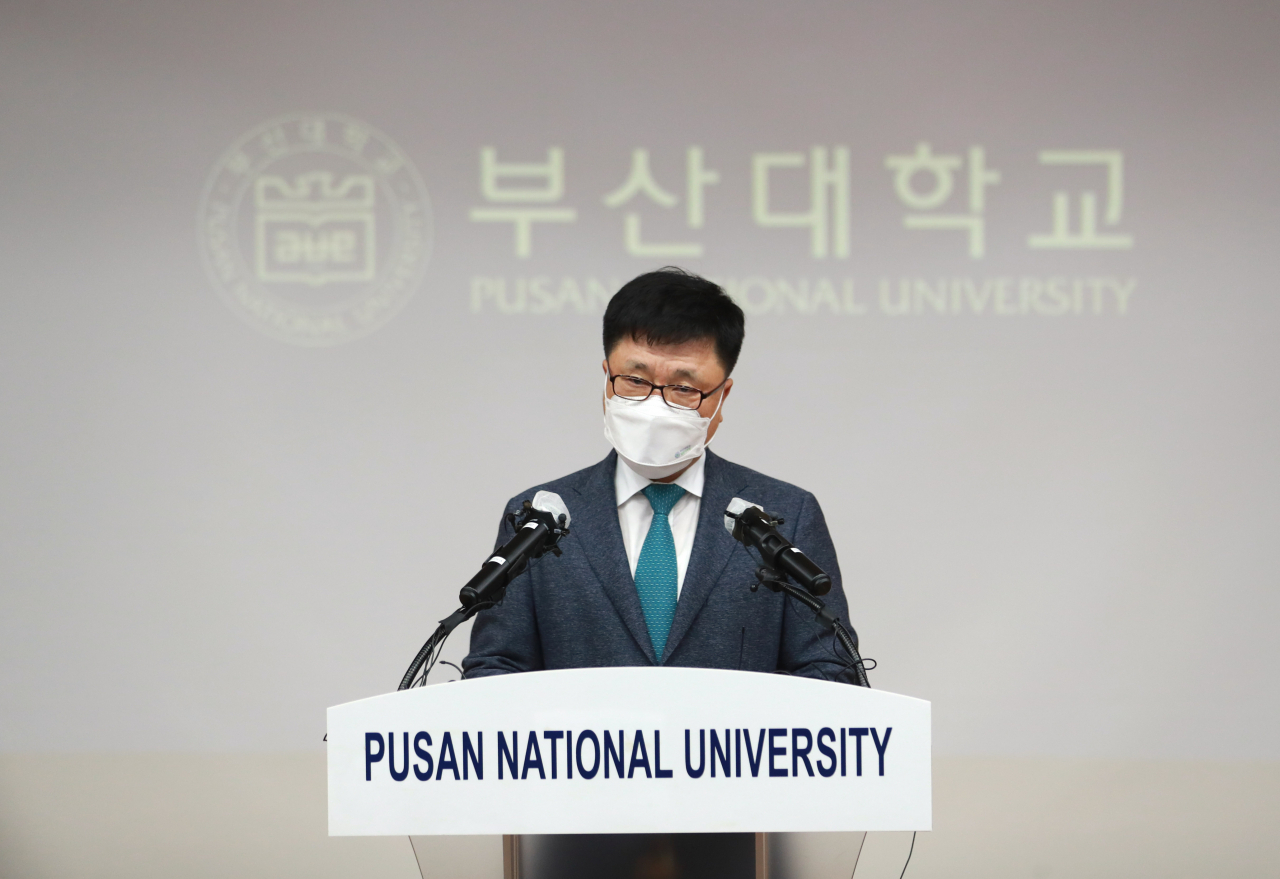 박홍원 부산대 교육부총장이 24일 부산 금정구 부산대 본관에서 조국 전 법무부 장관 딸 조민 씨의 의학전문대학원 입시 의혹과 관련한 최종 결론을 발표하고 있다. [연합]