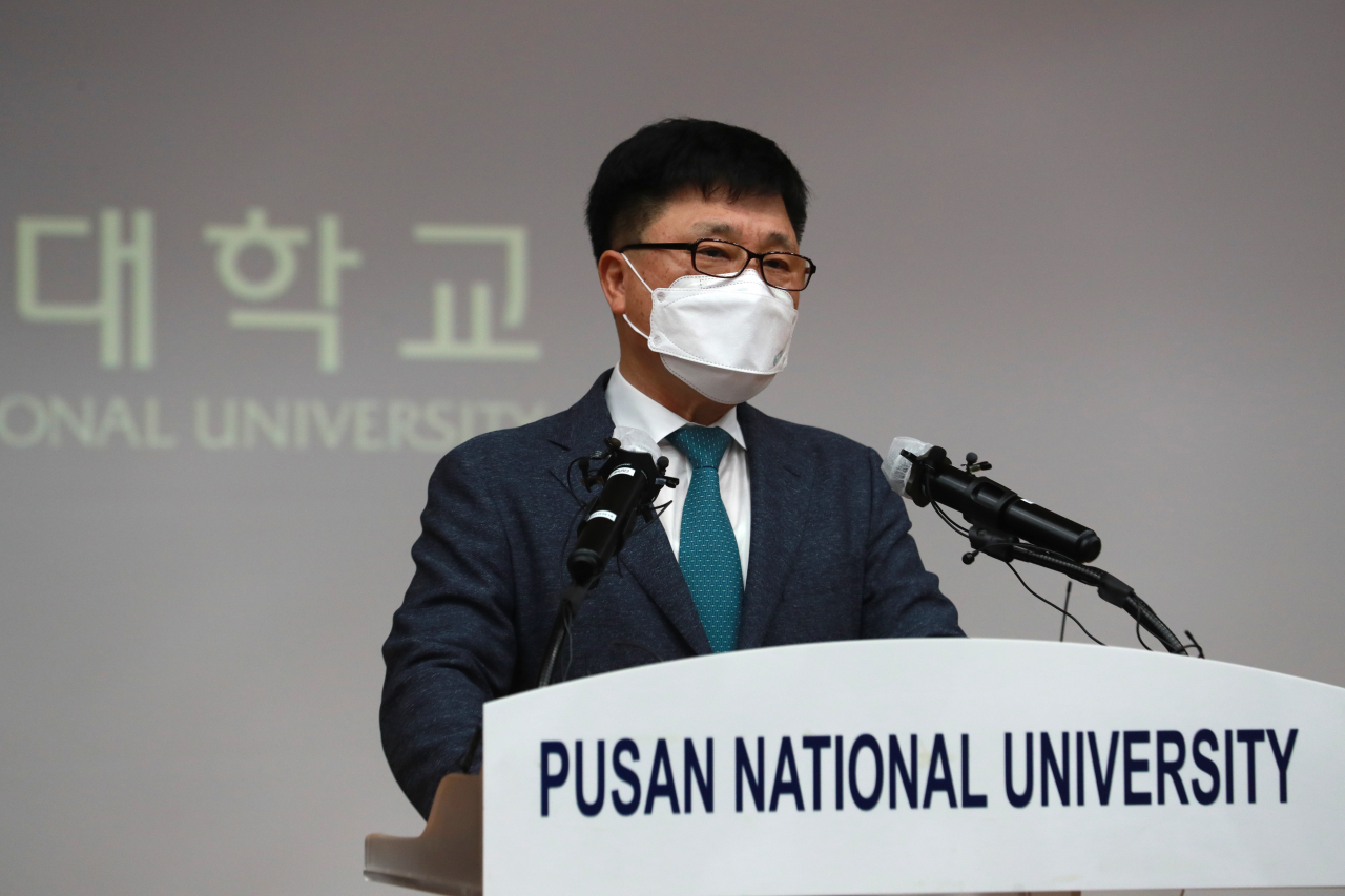 박홍원 부산대 교육부총장이 24일 부산 금정구 부산대 대학본부에서 조국 전 장관 딸 조민 씨의 의학전문대학원 입시 의혹과 관련한 최종 결론을 발표하고 있다. [연합]