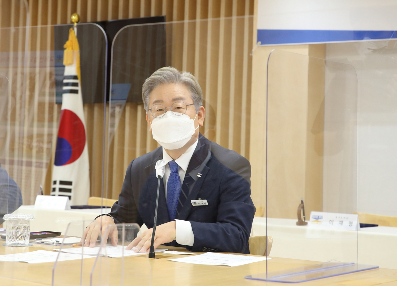 23일 오후 경기도 수원시 경기도청에서 열린 '교외선 운행 재개 업무 협약식'에서 이재명 경기도지사가 인사말을 하고 있다. 연합뉴스