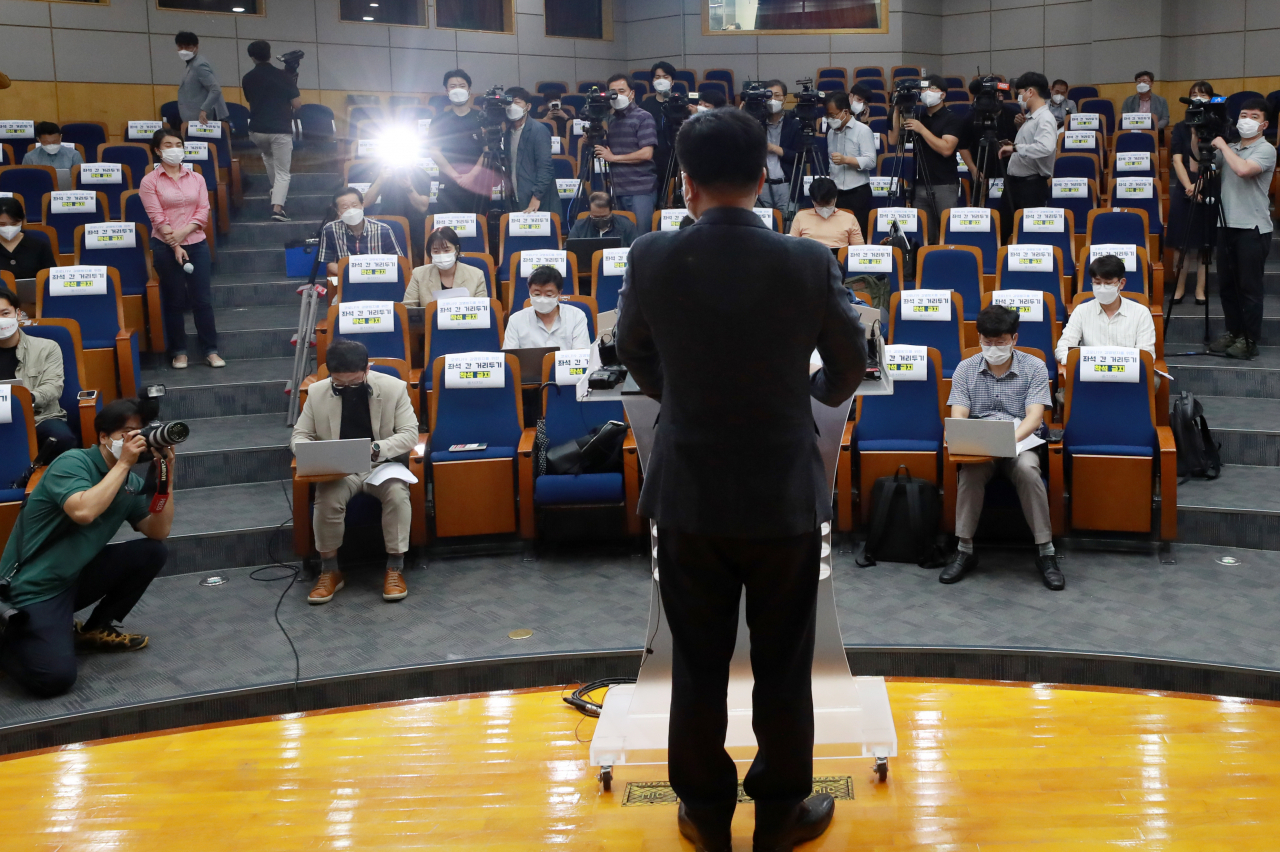 박홍원 부산대 교육부총장이 24일 부산 금정구 부산대 본관에서 취재진 앞에서 조국 전 법무부 장관 딸 조민 씨의 의학전문대학원 입시 의혹과 관련한 최종 결론을 발표하고 있다. [연합]