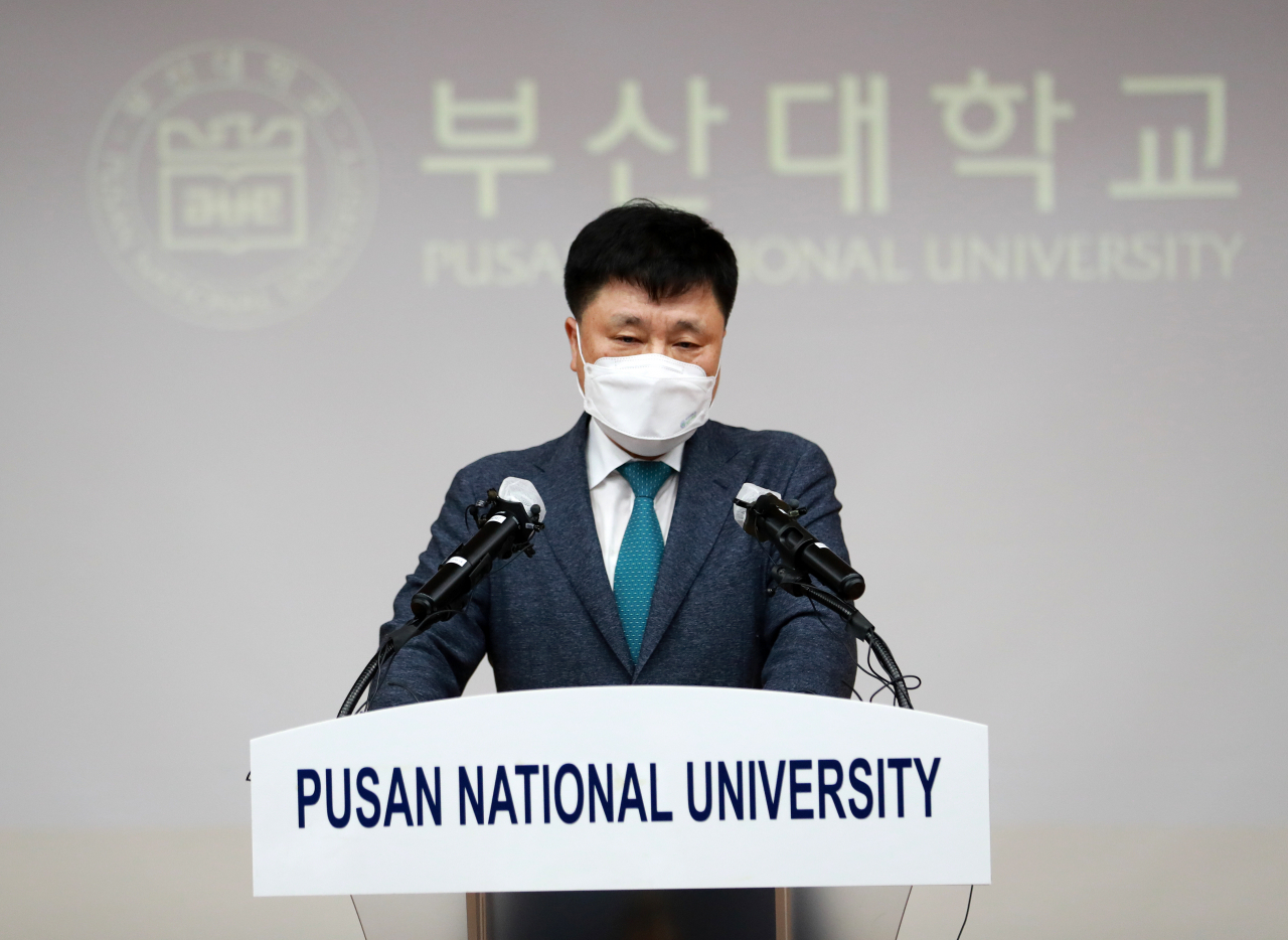 박홍원 부산대 교육부총장이 24일 부산 금정구 부산대 본관에서 조국 전 법무부 장관 딸 조민 씨의 의학전문대학원 입시 의혹과 관련한 최종 결론을 발표하고 있다. 부산대는 "입학전형공정관리위원회 '자체 조사 결과서'와 정경심 교수의 항소심 판결, 소관 부서의 의견을 종합적으로 검토한 결과, 2015학년도 의학전문대학원 입학을 취소하기로 결정했다"고 밝혔다. [연합]