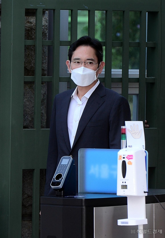 이재용 삼성전자 부회장이 가석방으로 13일 오전 경기도 의왕시 서울구치소를 나오고 있다. [이상섭 기자/ babtong@heraldcorp.com]