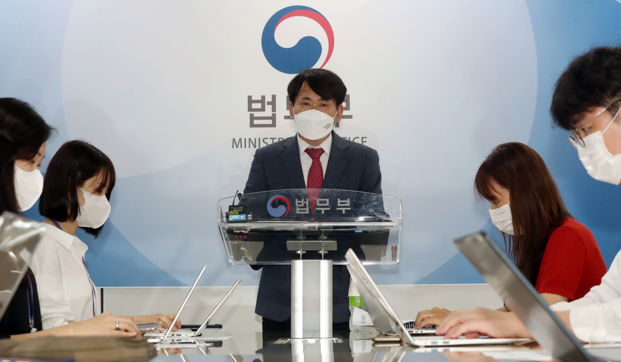 이상갑 법무부 법무실장이 24일 오후 서울 서초구 법무부 의정관에서 온라인 법률서비스 플랫폼 관련 입장을 발표하고 있다. [연합]