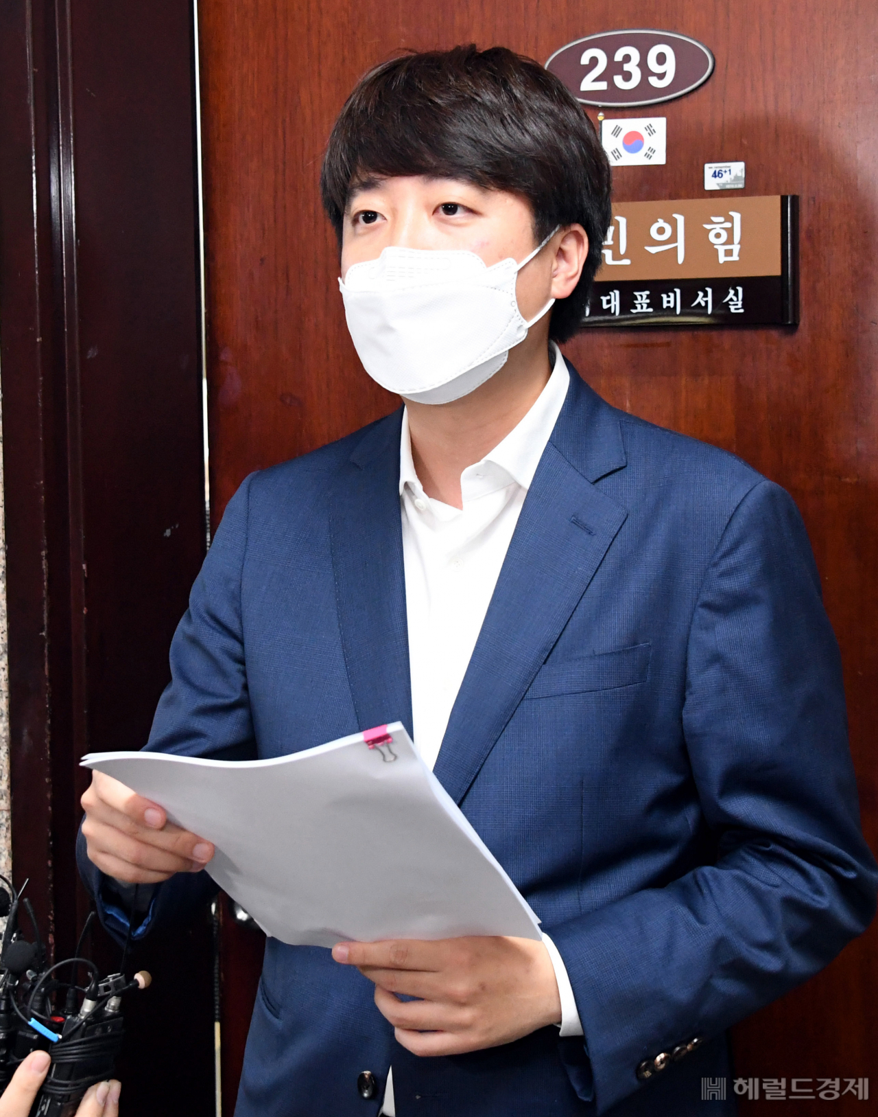 [헤럴드경제=이상섭 기자] 국민의힘 이준석 당 대표가 24일 서울 여의도 국회에서 열린 비공개 최고위원회의 결과를 브리핑하고 있다. 이날 최고위원회의에서는 전날 국민권익위원회가 발표한 국민의힘 국회의원 12명 부동산 거래 법령위반 의혹 관련 명단 공개 및 처분 수위 등을 논의했다.