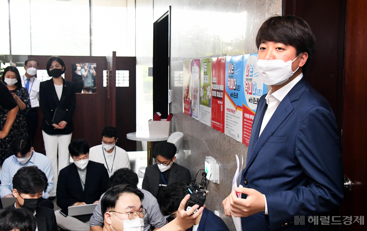 [헤럴드경제=이상섭 기자] 국민의힘 이준석 당 대표가 24일 서울 여의도 국회에서 열린 비공개 최고위원회의 결과를 브리핑하고 있다. 이날 최고위원회의에서는 전날 국민권익위원회가 발표한 국민의힘 국회의원 12명 부동산 거래 법령위반 의혹 관련 명단 공개 및 처분 수위 등을 논의했다.