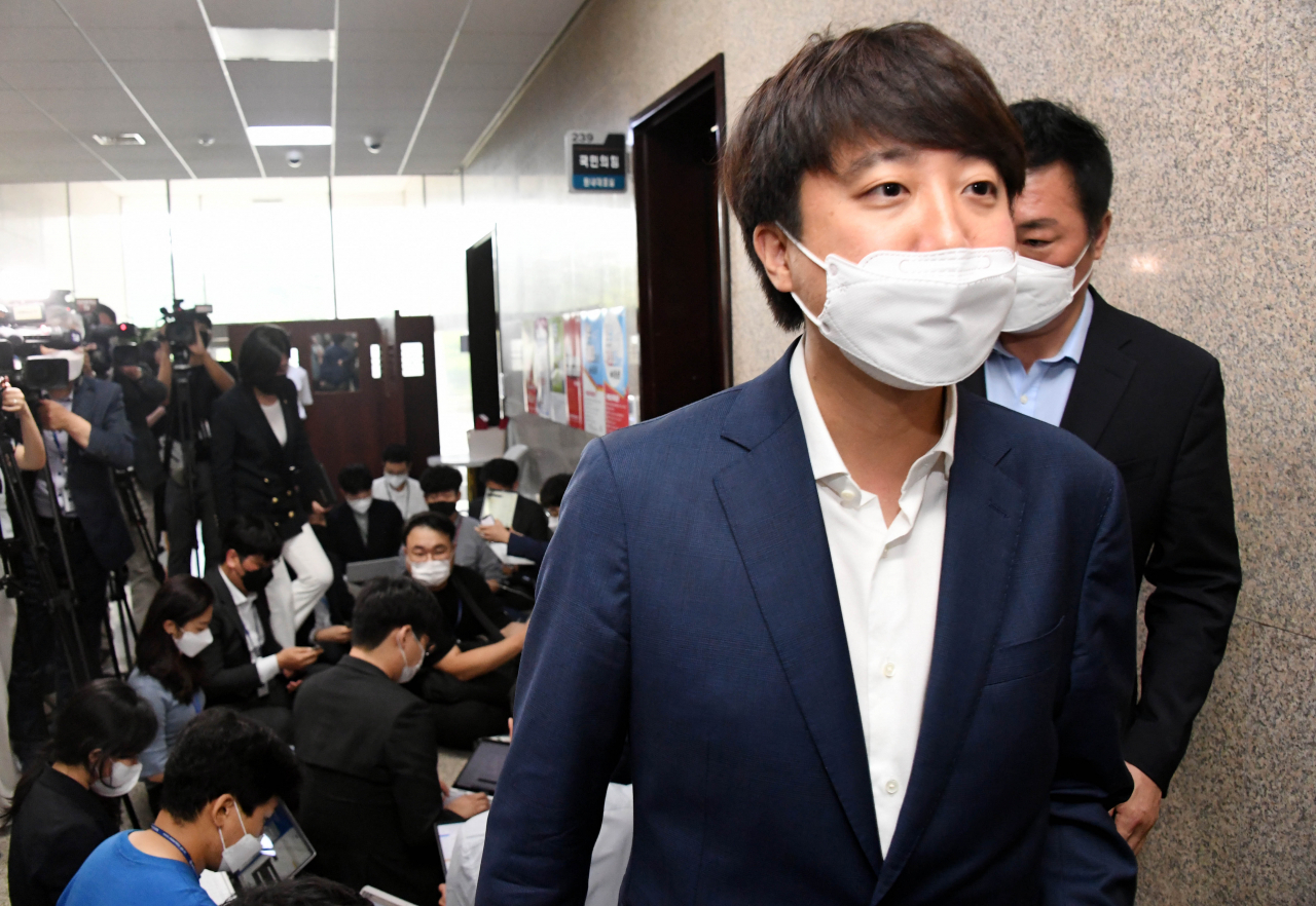 이준석 국민의힘 대표가 지난 24일 서울 여의도 국회에서 비공개 최고위원회의 결과를 브리핑한 뒤 자리를 뜨고 있다. 이날 최고위원회의는 전날 국민권익위원회가 발표한 국민의힘 국회의원 12명 부동산 거래 법령위반 의혹 관련 명단 공개 및 처분 수위 등을 논의했다. [연합]