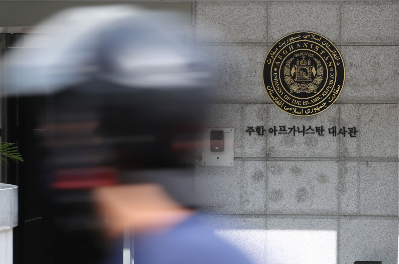 정부가 국내 체류 아프가니스탄인들에 대해 특별체류기간 연장을 검토하고 있는것으로 알려졌다. 사진은 탈레반이 카불을 장악한 지난 16일 주한 아프가니스탄 대사관의 적막한 모습. [연합]