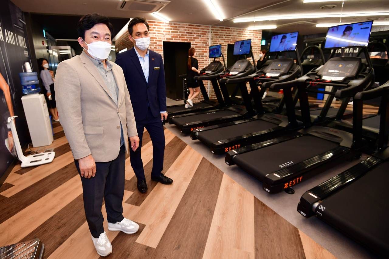 국민의힘 원희룡 대선 예비후보가 24일 서울 마포구 서강로 이랜드 청년주택을 방문, 공용시설인 피트니스 센터를 살펴보고 있다. 연합뉴스