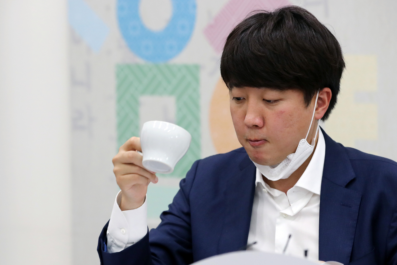국민의힘 이준석 대표가 24일 오후 서울 여의도 국회에서 전국보건의료산업노동조합 간담회에서 목을 축이고 있다. [연합]
