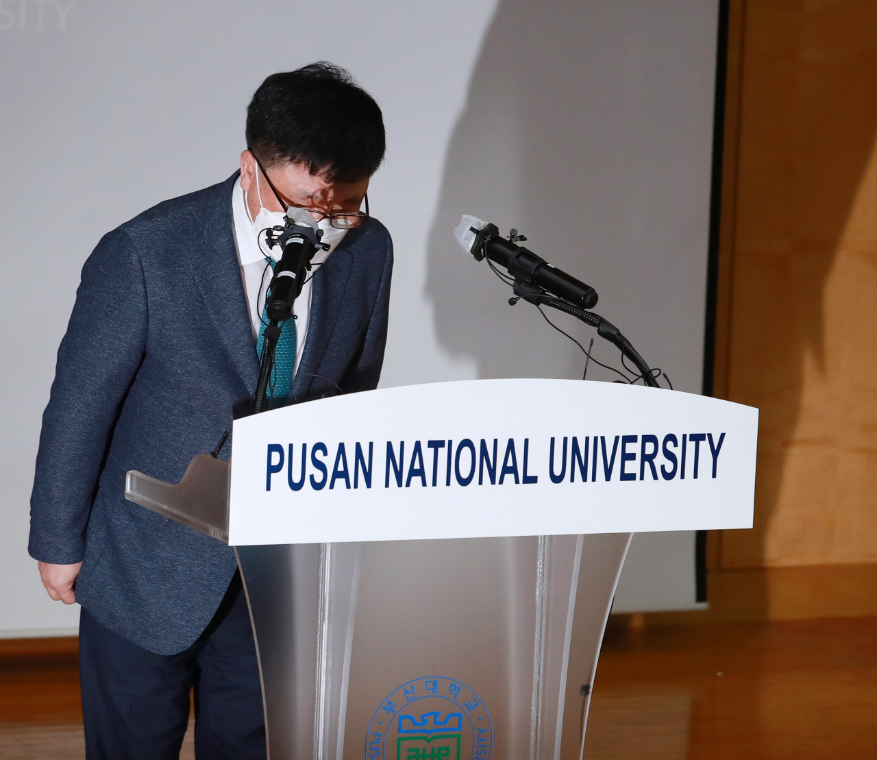 부산대 박홍원 부총장이 24일 부산 금정구 부산대학교 본관에서 조국 전 장관 딸 조민씨의 의학전문대학원 입시 의혹과 관련한 최종 결론을 발표에서 인사하고 있다. 부산대는 "입학전형공정관리위원회 '자체조사 결과서'와 정경심 교수의 항소심 판결, 소관 부서의 의견을 종합적으로 검토한 결과 2015학년도 의학전문대학원 입학을 취소하기로 결정했다"고 밝혔다. [연합]