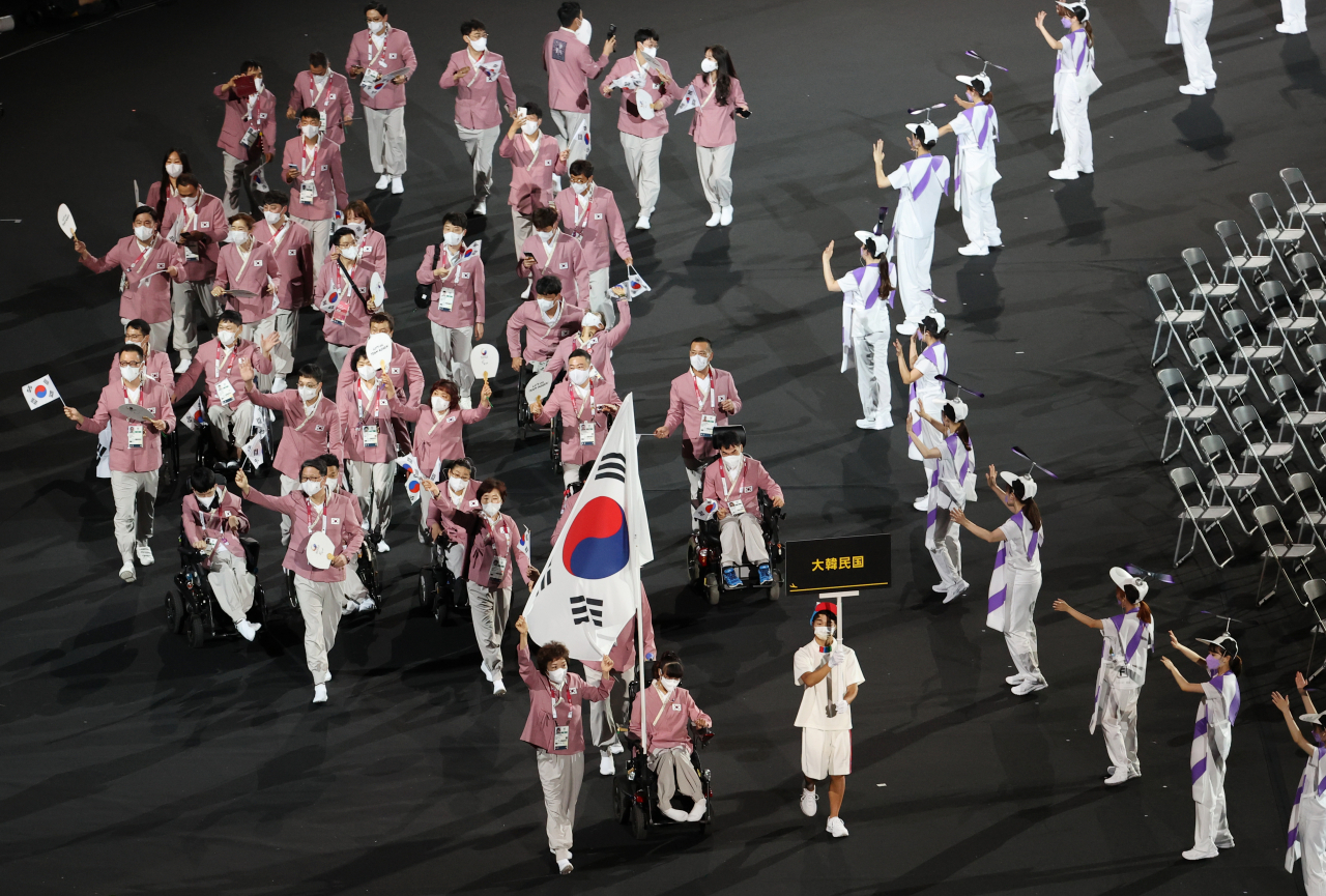 24일 오후 일본 도쿄 신주쿠의 국립경기장(올림픽 스타디움)에서 열린 2020 도쿄 패럴림픽 개회식에서 대한민국 선수단이 입장하고 있다. 기수는 최예진(보치아)과 그의 경기 파트너인 어머니 문우영씨가 맡았다. [연합]