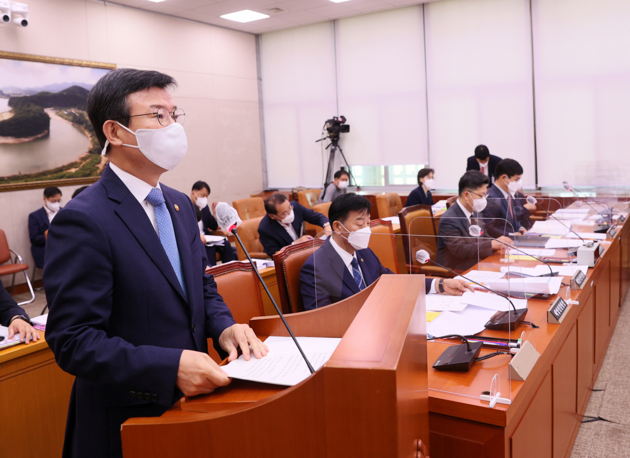 HMM 노사갈등이 커지면서 정부도 물 밑에서 바쁘게 움직이기 시작했다.골든타임은 열흘이다. 타협점 찾기에 실패해 당장 파업이 시작되면 원할한 수출물류 지원을 위해 도입키로 했던 임시선박은 물론, 해운재건 계획까지 수포로 돌아갈 수 있다. 전세계 해운업계에서 HMM이 신용도을 단번에 잃을 수 있다는 우려다. 25일 정부에 따르면 앞으로 열흘 정도 지속될 냉각기 속에서 극적 타협점을 찾도록 돕겠다는 방침이다. 사진은 전날 서울 여의도 국회에서 열린 농림축산식품해양수산위원회 전체회의에서 업무보고를 하고 있는 문성혁 해양수산부 장관. [연합]