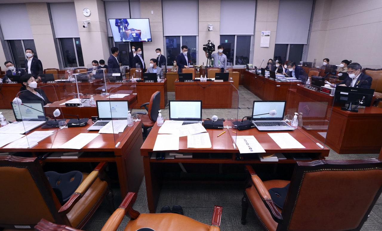 국민의힘 의원들이 불참한 가운데 25일 서울 여의도 국회에서 열린 법제사법위원회 전체회의에서 더불어민주당 의원들이 언론중재법 개정안을 통과시킨 뒤 자리를 떠나고 있다. [이상섭 기자]
