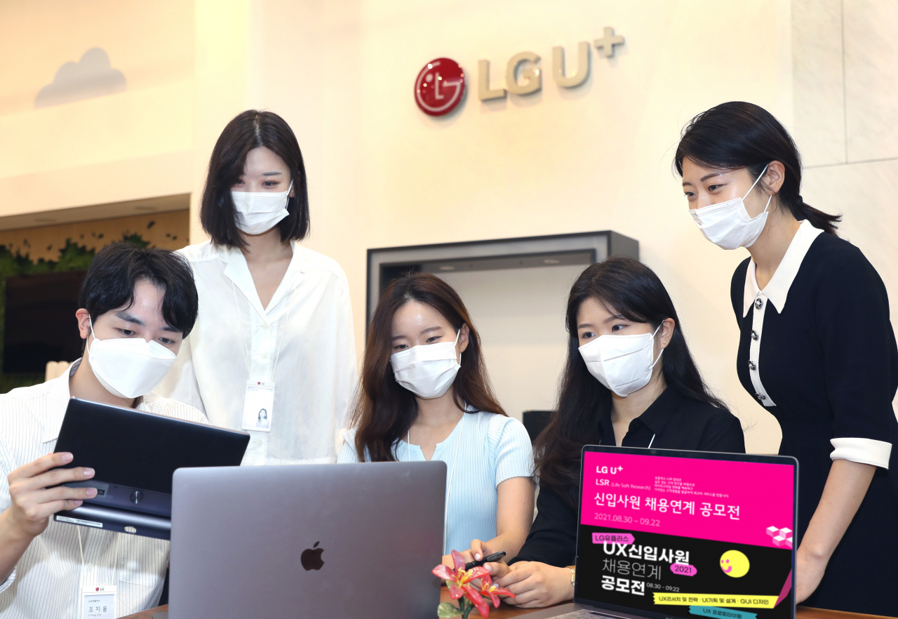 LG유플러스는 공모전을 통해 고객생활연구(LSR, Life Soft Research)와 사용자 경험(UX, User Experience) 분야 우수 인재를 채용한다고 25일 밝혔다. 사진은 서울 LG유플러스 용산사옥에서 LSR·UX담당 직원들이 ‘신입사원 채용 연계 공모전’ 모집을 알리는 모습. [LG유플러스 제공]