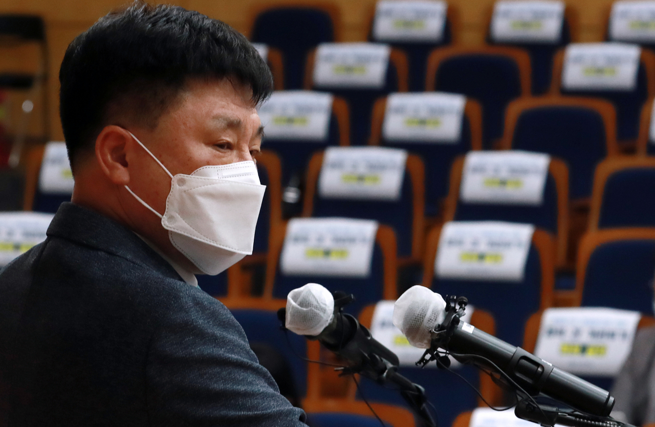부산대 박홍원 부총장이 24일 부산 금정구 부산대학교 본관에서 조국 전 장관 딸 조민씨의 의학전문대학원 입시 의혹과 관련한 최종 결론을 발표하고 있다. [연합]