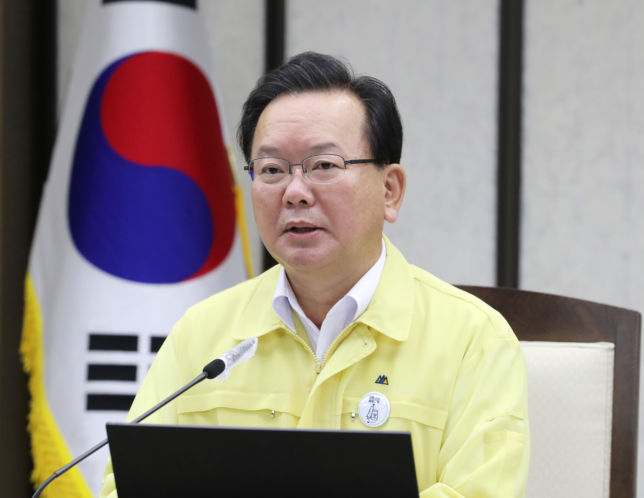 김부겸 국무총리가 25일 오전 정부세종청사에서 열린 코로나19 대응 중앙재난안전대책본부 회의를 주재하며 발언하고 있다. [연합]