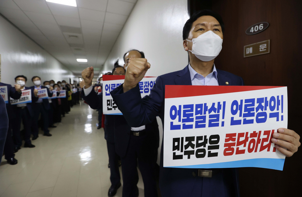국민의힘 김기현 원내대표가 지난 24일 서울 여의도 국회 법사위 회의실 앞에서 열린 '거대여당의 입법독재, 의회횡포 규탄대회'에서 여당의 언론중재법 강행을 규탄하는 구호를 외치고 있다. [연합]