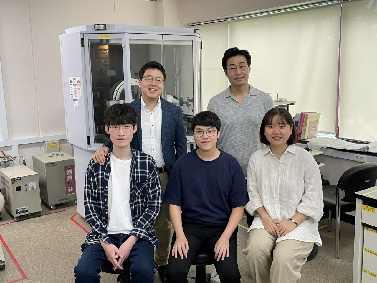 삼성미래기술육성사업이 연구 지원한 포스텍 연구팀(뒷줄 왼쪽부터 포스텍 신소재공학과의 손준우 교수, 최시영 교수 앞줄 왼쪽부터 이동규 학생, 박윤규 박사, 심혜지 학생) [삼성전자 제공]