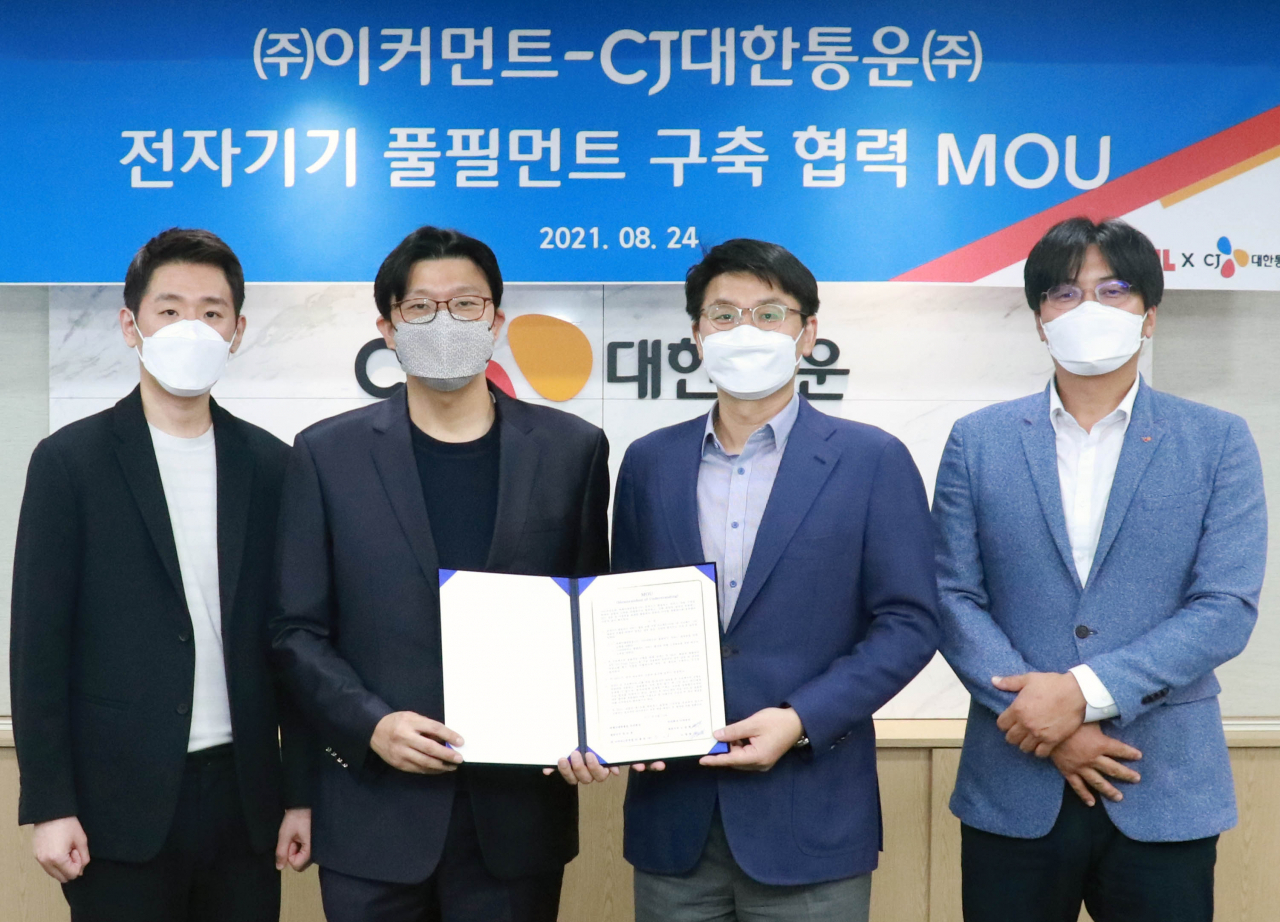 CJ대한통운은 용산전자상가 전자기기 주문 정보 통합 플랫폼 기업 이커먼트와 손잡고 중소형 전자기기 전문 풀필먼트 서비스를 선보인다.(왼쪽부터) 이커먼트 노상원 대표와 노영렬 대표, CJ대한통운 이커머스 안재호 본부장과 정성용 팀장이 업무협약 체결 후 기념사진을 촬영하고 있다.
