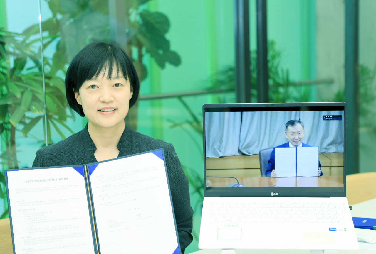 네이버가 24일 성균관대학교와 인공지능(AI) 기반 학술정보 통합플랫폼 ‘스칼리틱스(Scholytics) 2.0’ 구축을 위한 업무 협약을 체결했다고 25일 밝혔다. (왼쪽부터) 한성숙 네이버 대표이사, 신동렬 성균관대학교 총장 [네이버 제공]