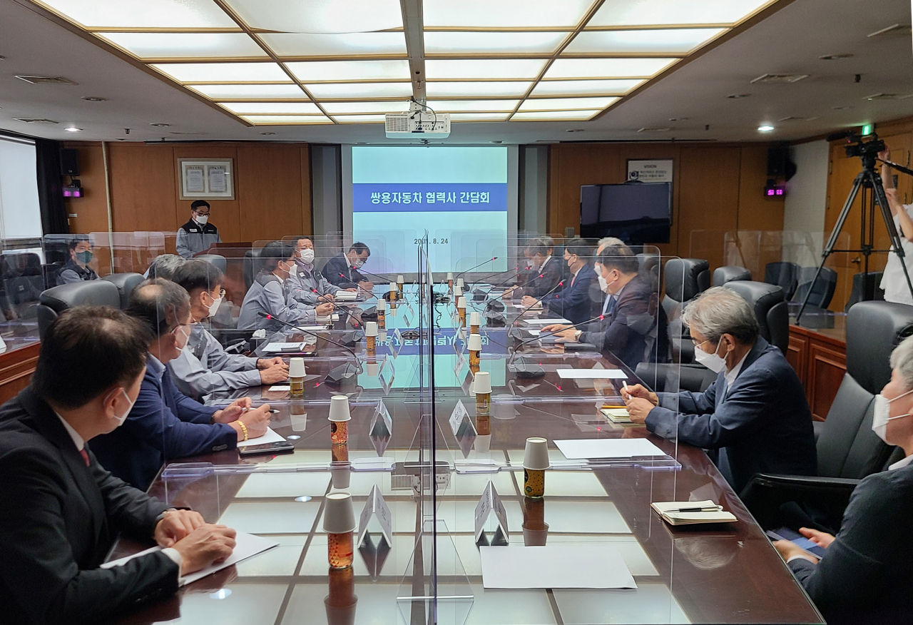 쌍용차 관계자들과 부품 협력사들이 지난 24일 평택공장 본사에서 열린 간담회에서 대화를 나누고 있다. [쌍용차 제공]
