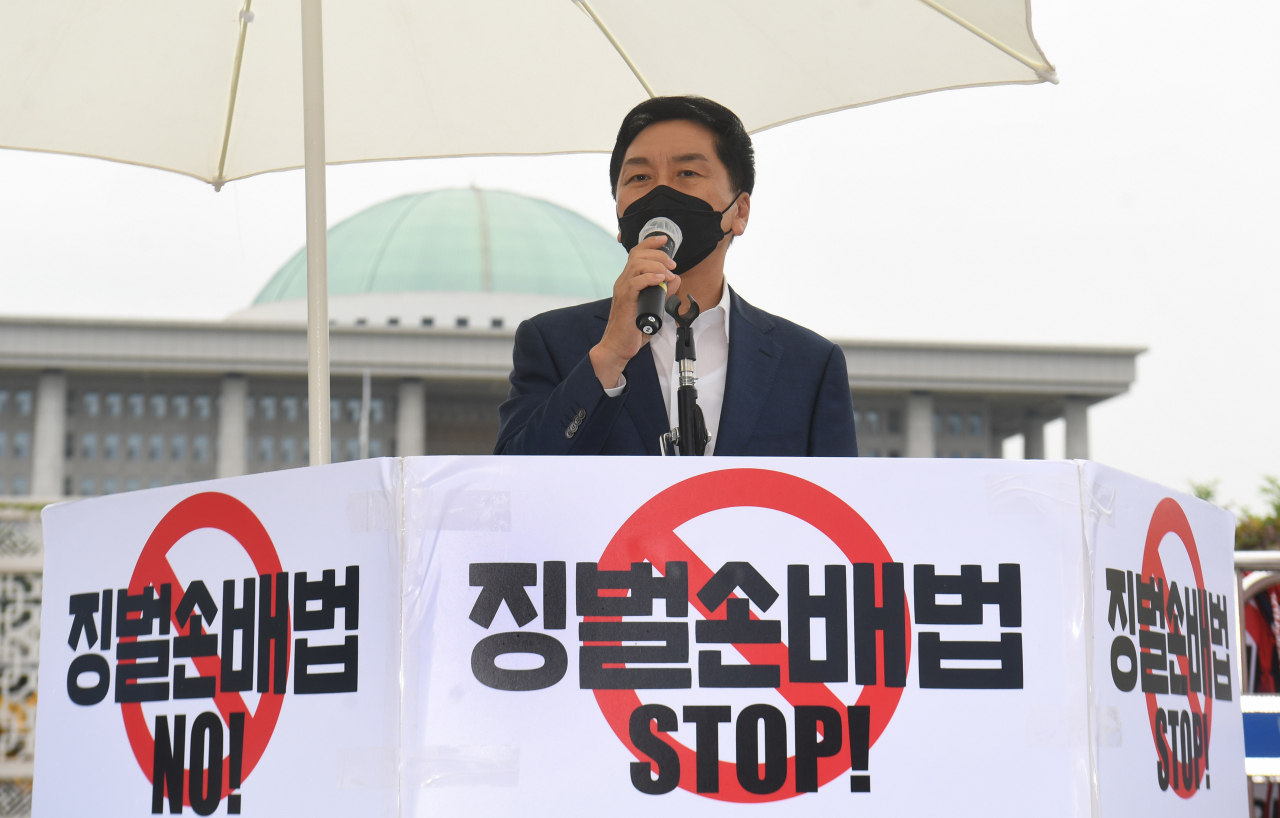국민의힘 김기현 원내대표가 25일 서울 여의도 국회 정문 앞에서 열린 '언론독재법과 반민주 악법 끝장 투쟁 범국민 필리버스터' 현장에 참석, 규탄 발언을 하고 있다. 연합뉴스
