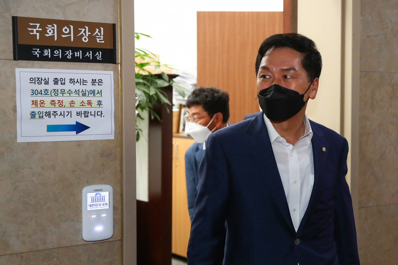 김기현 국민의힘 원내대표가 25일 '언론중재법 개정안'의 본회의 상정과 관련해 박병석 국회의장과 면담한 뒤 국회의장실을 나오고 있다. [연합]