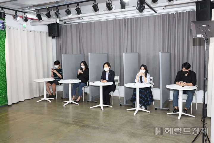 김미경(가운데) 구청장과 청년 대표들이 스튜디오에서 가림막을 사이에 두고 카톡으로 대화를 나누고 있다. [은평구 제공]