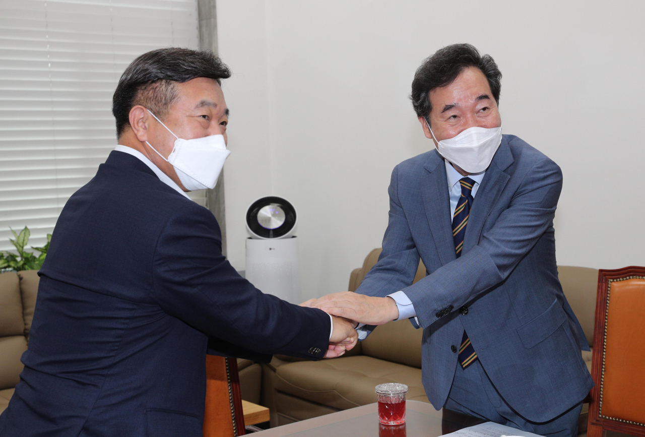 이낙연 더불어민주당 대선 경선 후보가 25일 오전 국회에서 윤호중 원내대표에게 위드 코로나 등 정책 제안을 마친 뒤 인사하고 있다. 이상섭 기자/