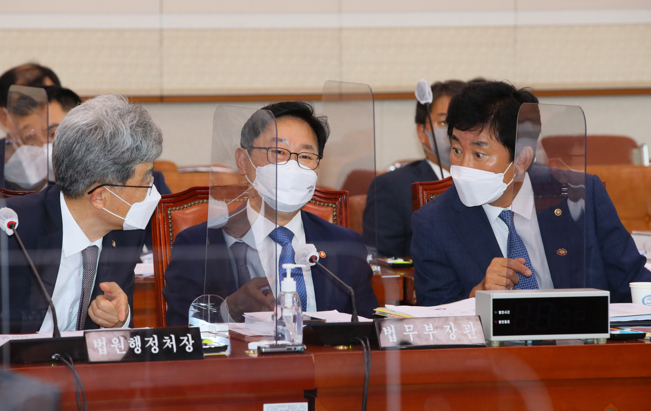 김상환 법원행정처장(왼쪽부터), 박범계 법무장관, 박종문 헌법재판소 사무처장이 24일 서울 여의도 국회 법제사법위원회에서 전체회의 개의를 기다리며 대화하고 있다. [연합]