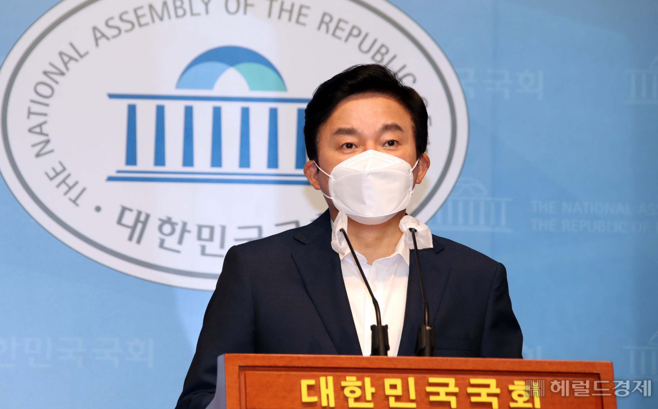 [헤럴드경제=이상섭 기자] 원희룡 국민의힘 대선 예비후보가 25일 서울 여의도 국회에서 기자회견을 열고 있다. 원 후보는 아이를 낳은 부모에게 월 100만 원을 지급하고 육아휴직급여도 최대 200만 원까지 늘리는 복지공약을 발표했다. 또 노후소득 보장을 위해 퇴직연금시장을 개편하는 방안도 내놓았다.