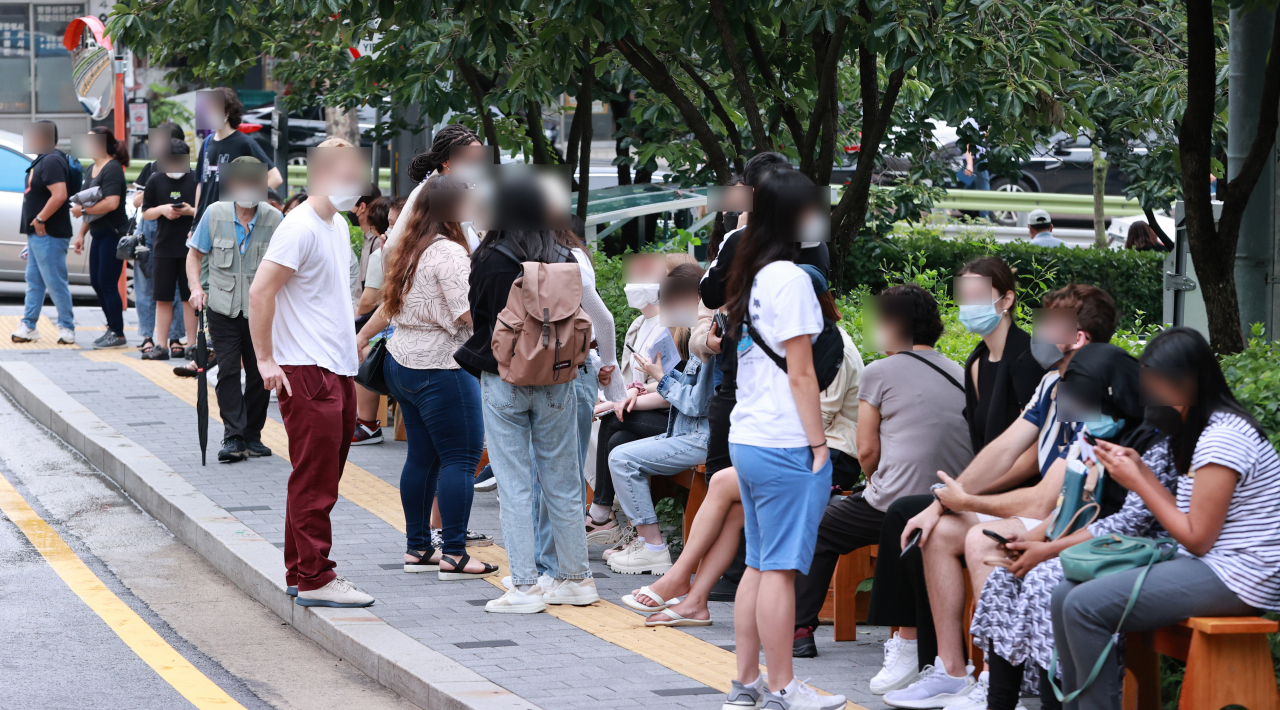 25일 오전 서울 서대문구 보건소에 마련된 코로나19 선별진료소를 찾은 인근 학교 외국인 유학생과 시민들이 검사 순서를 기다리고 있다. 중앙방역대책본부는 이날 0시 기준 신규 확진자가 2155명 늘어 누적 24만1439명이라고 밝혔다. 전날(1509명)보다 무려 646명 늘면서 지난 20일(2050명) 이후 닷새 만에 다시 2000명을 넘어 2100명대를 기록했다. 이는 국내 코로나19 사태 이후 최다를 기록한 지난 11일(2221명) 이후 두 번째로 큰 규모다. [연합]