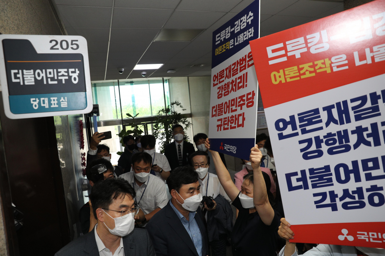 허위·조작 보도에 징벌적 손해배상 적용을 내용으로 하는 언론중재 및 피해구제 등에 관한 법률(언론중재법) 개정안이 25일 새벽 여당 단독으로 국회 법제사법위원회를 통과한 것과 관련 국민의당 권은희 원내대표와 최연숙 사무총장이 국회 더불어민주당 당대표실 앞에서 항의하고 있다. [연합]