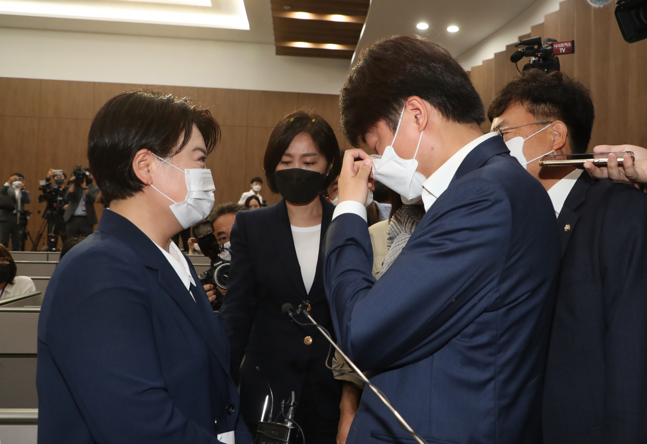 국민권익위원회의 부동산 전수조사에서 부친의 농지법 위반 의혹이 제기된 국민의힘 윤희숙 의원이 25일 소통관에서 의원직 사퇴 및 대선 불출마 선언 기자회견에 나서자 이준석 대표가 기자회견장으로 찾아와 윤 의원을 만류하고 있다. [이상섭 기자/babtong@heraldcorp.com]