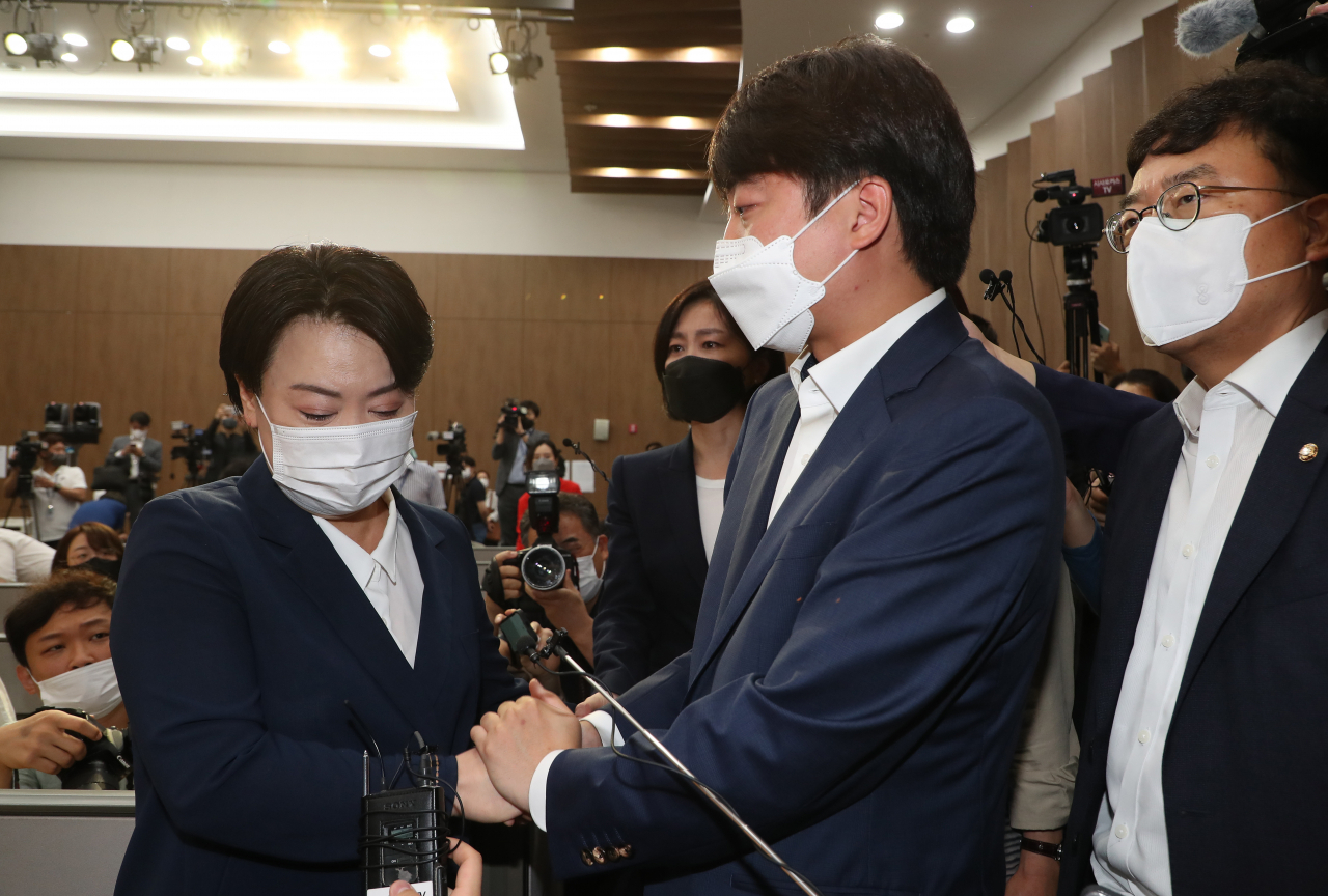 국민권익위원회의 부동산 전수조사에서 부친의 농지법 위반 의혹이 제기된 국민의힘 윤희숙 의원이 25일 소통관에서 의원직 사퇴 및 대선 불출마 선언 기자회견에 나서자 이준석 대표가 기자회견장으로 찾아와 윤 의원을 만류하고 있다. [이상섭 기자/babtong@heraldcorp.com]