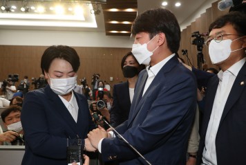 국민권익위원회의 부동산 전수조사에서 부친의 농지법 위반 의혹이 제기된 국민의힘 윤희숙 의원이 25일 소통관에서 의원직 사퇴 및 대선 불출마 선언 기자회견에 나서자 이준석 대표가 기자회견장으로 찾아와 윤 의원을 만류하고 있다. [이상섭 기자/babtong@heraldcorp.com]