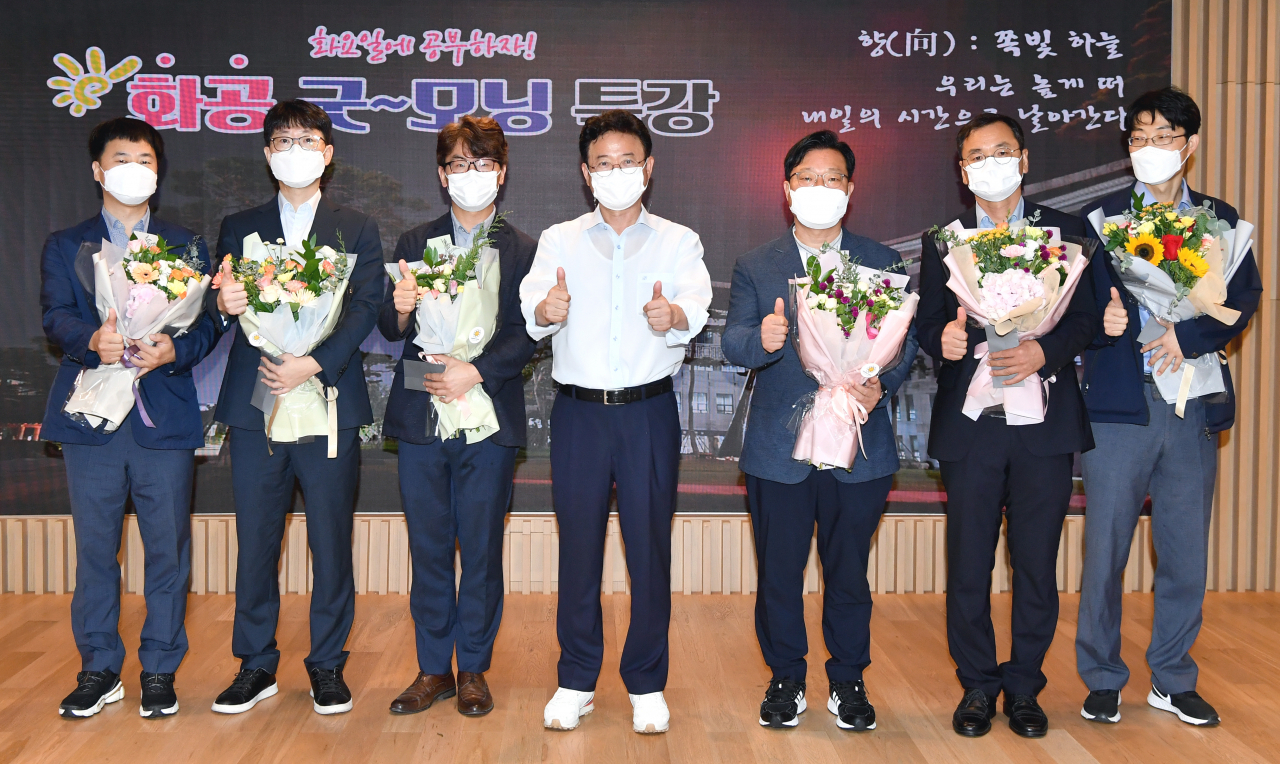 이철우 경북지사가 지난 24일 ‘화공 굿모닝 특강’에 참석한 5급 승진 리더 과정 전국 1위를 차지한 정명교 사무관 등 성적 우수 신임 사무관 6명에게 꽃다발을 증정하고 격려했다. 최유복(왼쪽부터), 임영빈, 정명교, 이철우 지사, 권윤혁, 오철희, 박원석 사무관.[경북도 제공]