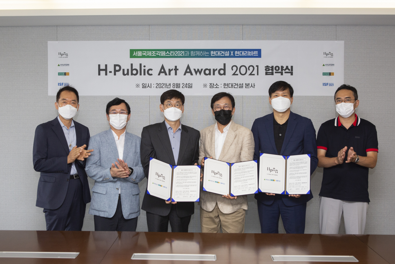 에이치(H) 퍼블릭 아트 어워드 2021 협약식 체결 모습. 왼쪽부터 양희창 현대리바트 건설사업부장 상무, 이인기 현대건설 주택민간개발실장 상무, 박민희 현대리바트 영업본부장 전무, 권치규 서울국제조각페스타2021 운영위원장, 최재범 현대건설 주택사업본부장 전무, 김인태 서울국제조각페스타2021 사무국장. [현대건설 제공]