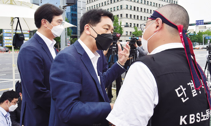 김기현 국민의힘 원내대표가 25일 서울 여의도 국회 정문 앞에서 열린 ‘언론독재법과 반민주 악법 끝장 투쟁 범국민 필리버스터’ 현장을 방문, 허성권(오른쪽) KBS노조위원장과 대화하고 있다. 이상섭 기자