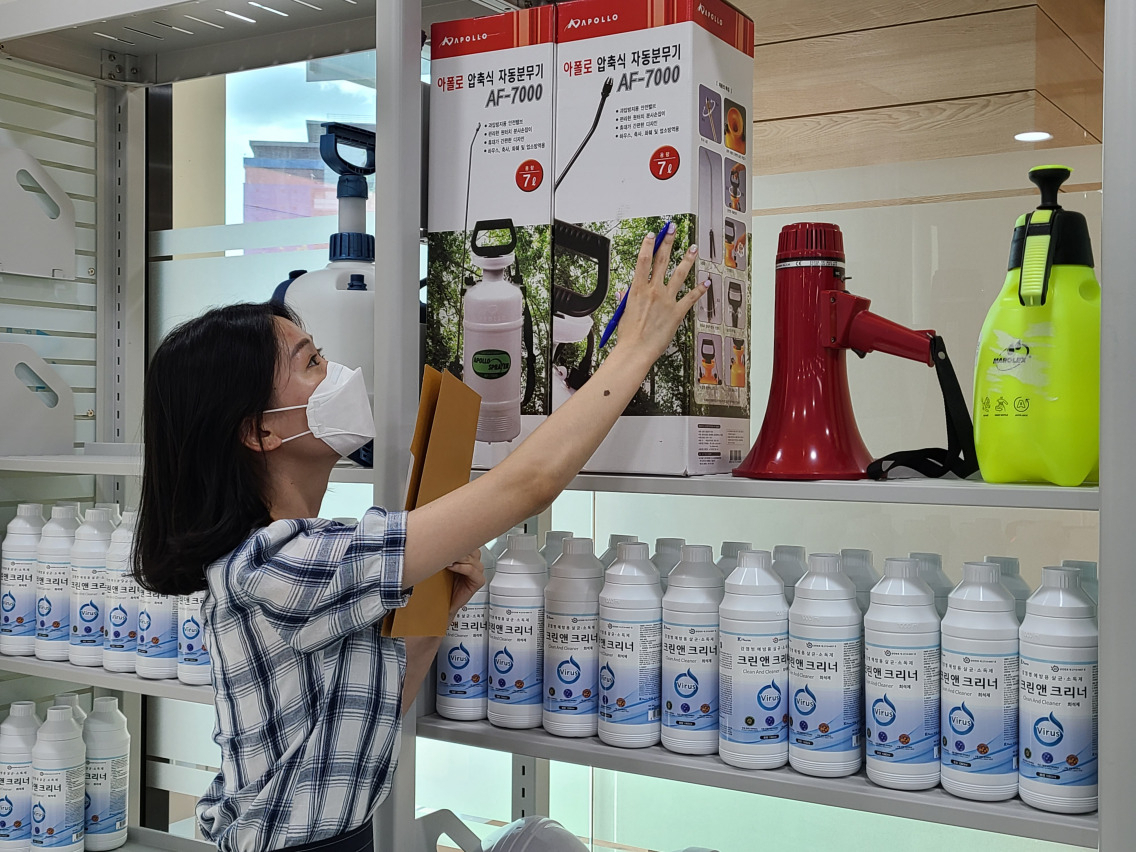 산단공 서울본부 직원들이 서울디지털단지 지식산업센터에서 특별방역 점검을 하고 있다.[산업단지공단 제공]