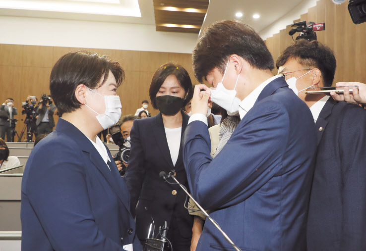 국민권익위원회의 부동산 전수조사에서 부친의 농지법 위반 의혹이 제기된 윤희숙 국민의힘 의원이 25일 국회 소통관에서 의원직 사퇴 및 대선 불출마 선언 기자회견에 나서자 이준석 대표가 기자회견장으로 찾아와 윤 의원을 만류하고 있다. 이상섭 기자