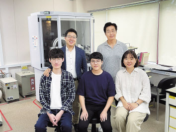 삼성미래기술육성사업이 연구 지원한 포스텍 연구팀이 반도체 미세화에 따른 발열 문제를 해결할 기술 개발에 성공했다. 뒷줄 왼쪽부터 시계 반대방향으로 포스텍 신소재공학과 손준우 교수, 최시영 교수, 이동규 학생, 박윤규 박사, 심혜지 학생. [삼성전자 제공]