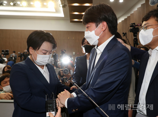 윤희숙 국민의힘 의원이 부친의 농지법 위반 의혹으로 25일 의원직 사퇴 및 대선 불출마를 선언하자 이준석 대표가 기자회견장으로 찾아와 윤 의원을 만류하고 있다. 이상섭 기자