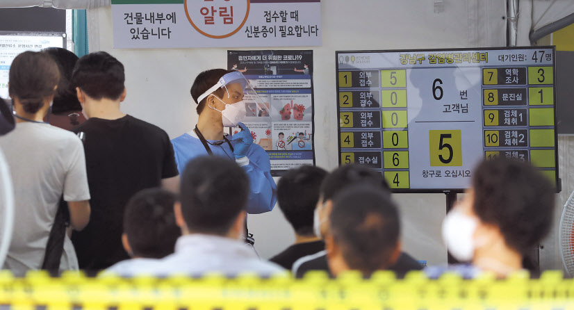 국내 코로나19 4차 대유행이 지속 중인 가운데 25일 신규 확진자 수가 2155명을 기록했다. 전날(1509명)보다 무려 646명 늘면서 지난 20일(2천50명) 이후 닷새 만에 다시 2000명을 넘어 2100명대를 기록했다. 이는 국내 코로나19 사태 이후 최다를 기록한 지난 11일(2221명) 이후 두 번째로 큰 규모다. 사진은 이날 오전 서울시 강남구 보건소 선별진료소 모습. [연합]