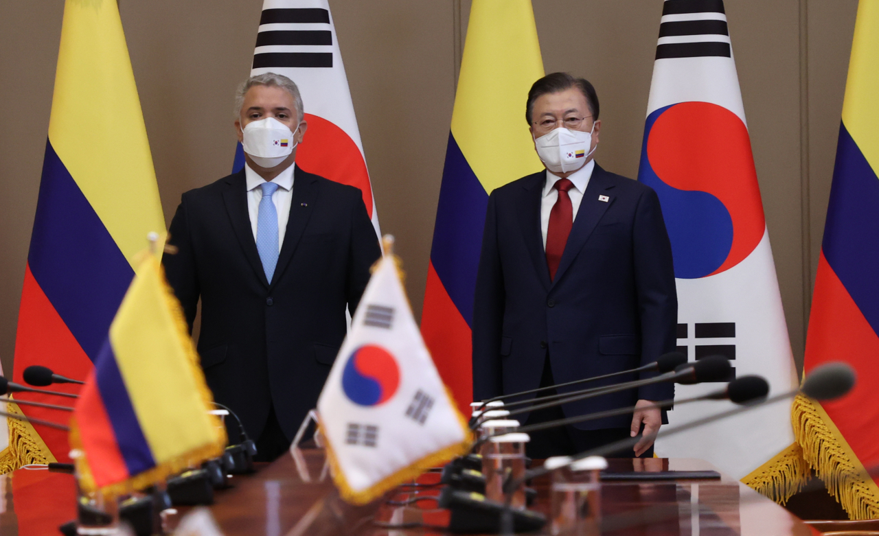 문재인 대통령이 25일 청와대에서 열린 한-콜롬비아 정상회담에서 이반 두케 콜롬비아 대통령과 사진촬영을 하고 있다. 연합뉴스