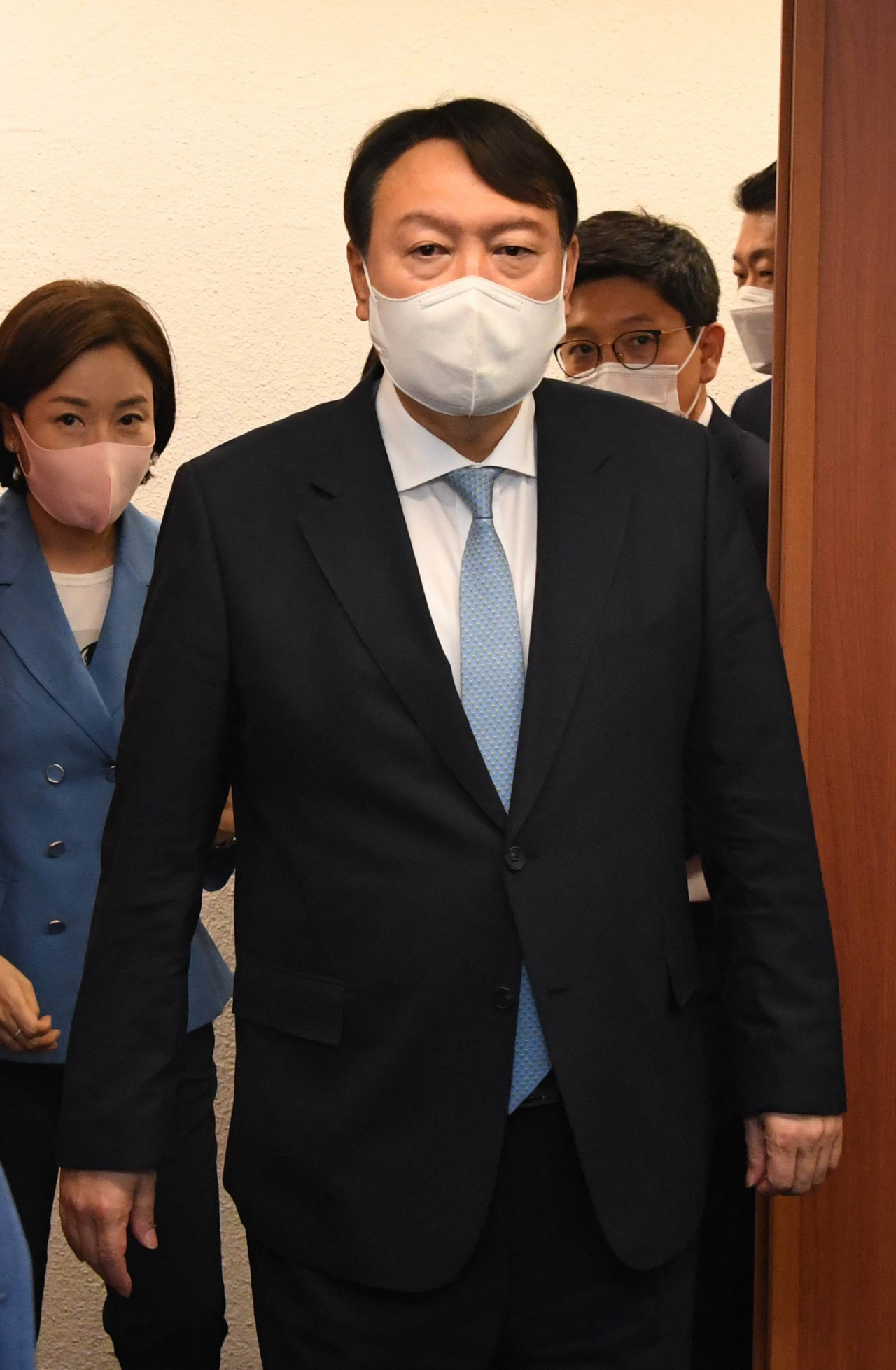 윤석열 전 검찰총장이 지난 12일 서울 종로구 국민캠프에서 열린 코로나19 대책 마련을 위한 전문가 간담회에 입장하고 있다. [연합]