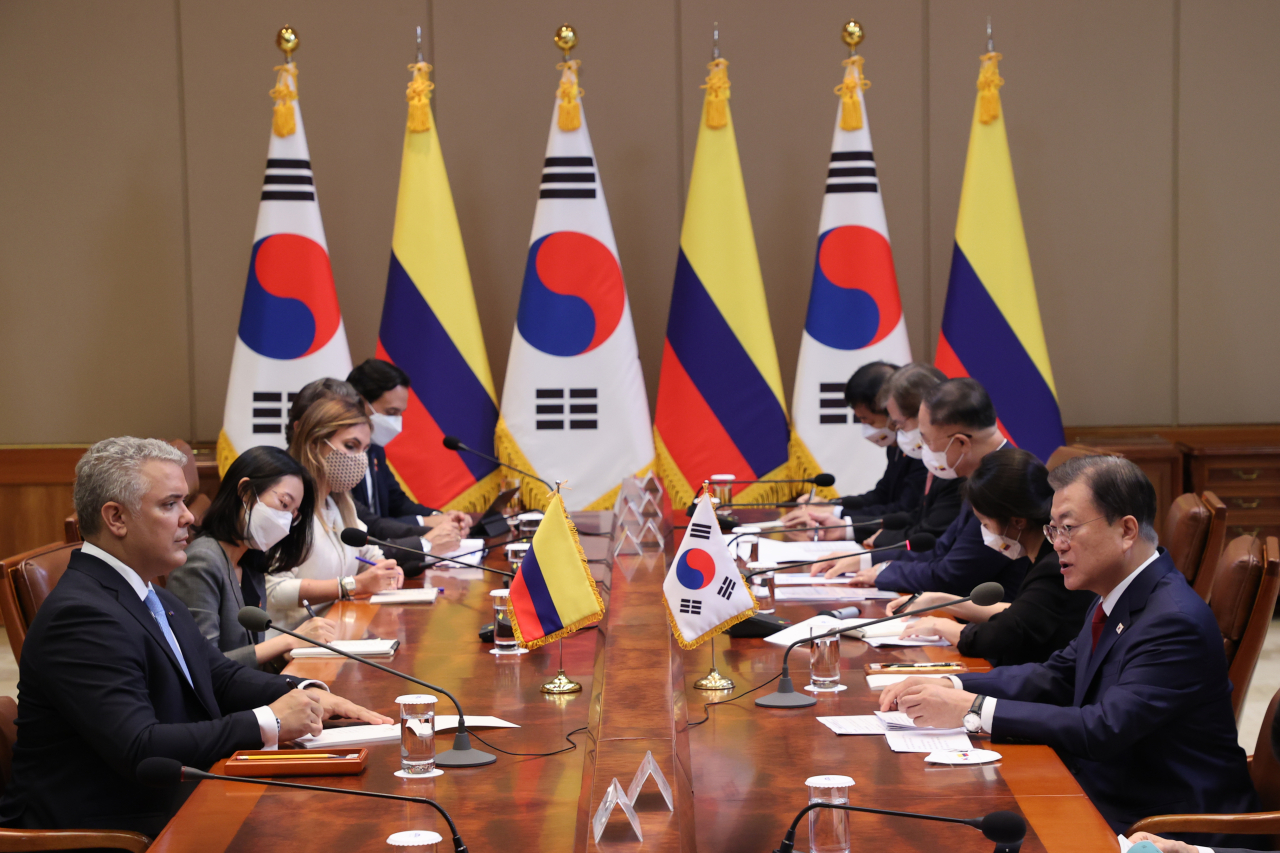 Presidents Moon Jae-in and Ivan Duque hold summit talks at Cheong Wa Dae in Seoul on Wednesday. (Yonhap)