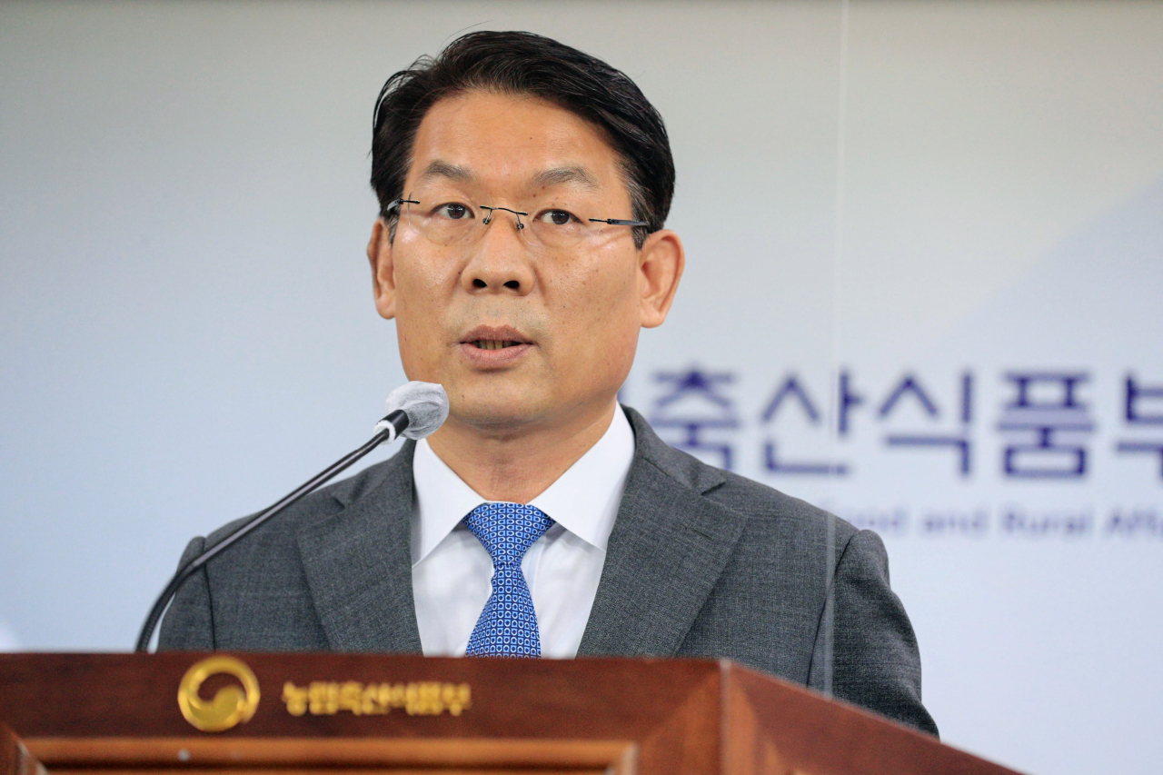김인중 농림축산식품부 식품산업정책실장이 25일 정부세종청사에서 낙농산업 중장기 발전방안 마련을 위한 '낙농 산업 발전위원회 운영계획'에 관련해 브리핑하고 있다. [농림축산식품부 제공]