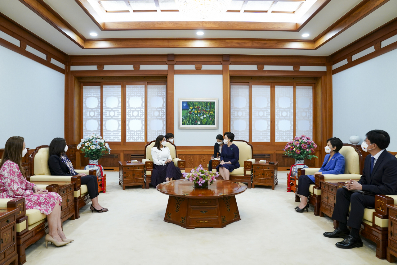김정숙 여사가 25일 청와대에서 한국을 국빈 방문 중인 이반 두케 콜롬비아 대통령의 부인 마리아 훌리아나 루이스 여사와 환담하고 있다. [연합]